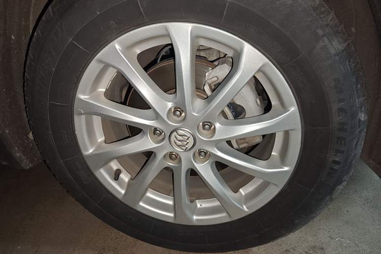 Used Buick Envision 2017 20T Two-Wheel Drive Elite Version Right Front Wheel Hub
