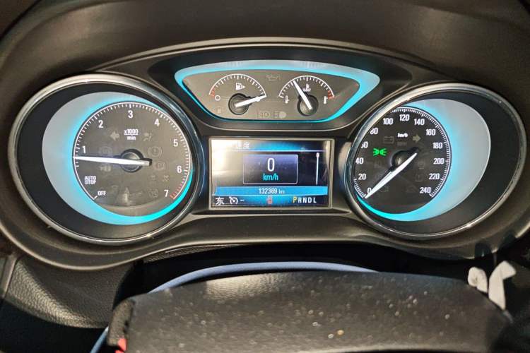 Used Buick Envision 2017 28T Four-Wheel Drive Elite Model Odometer Close Up