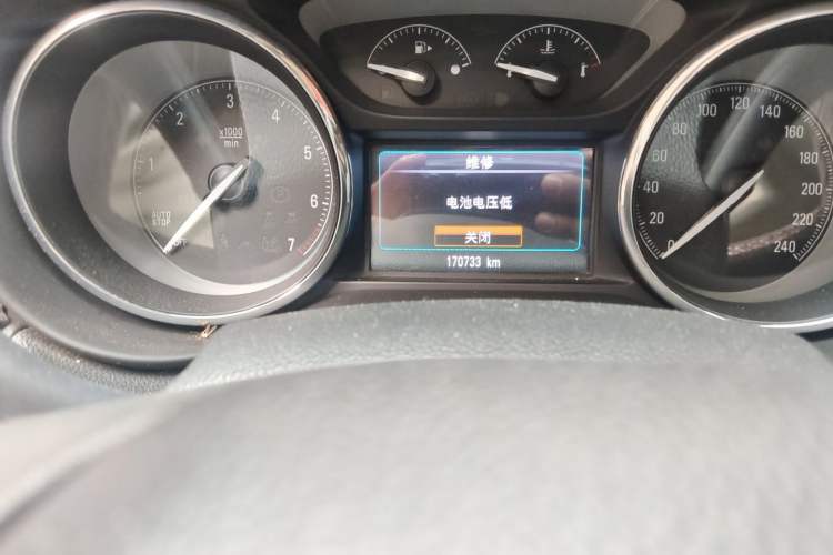Used Buick Envision 2017 28T Four-Wheel Drive Elite Model Odometer Close Up