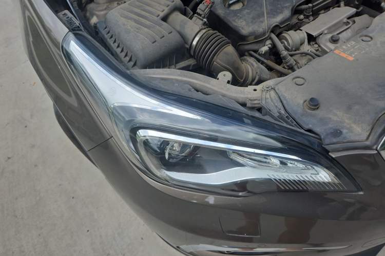Used Buick Envision 2017 20T Two-Wheel Drive Luxury Model Right Front Headlight