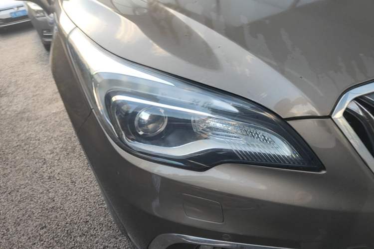 Used Buick Envision 2017 20T Two-Wheel Drive Luxury Model Right Front Headlight