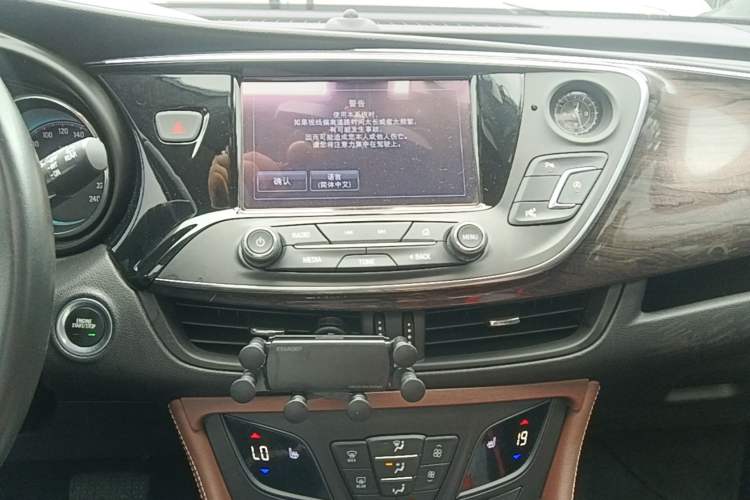 Used Buick Envision 2017 20T Two-Wheel Drive Luxury Model Audio And AC Panel