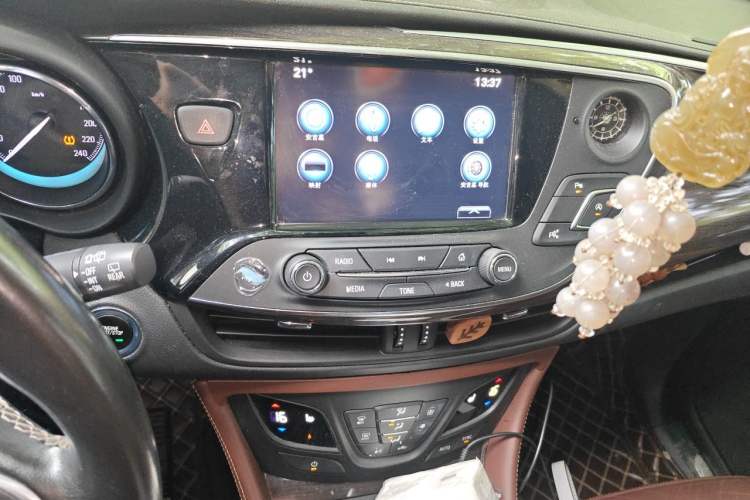 Used Buick Envision 2017 20T Two-Wheel Drive Luxury Model Audio And AC Panel