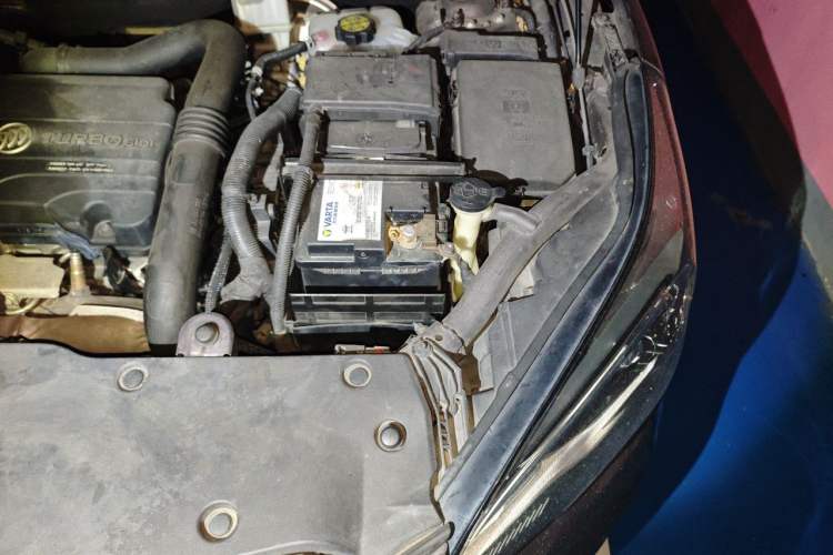Used Buick Envision 2017 20T Two-Wheel-Drive Tech Edition Engine Bay Left
