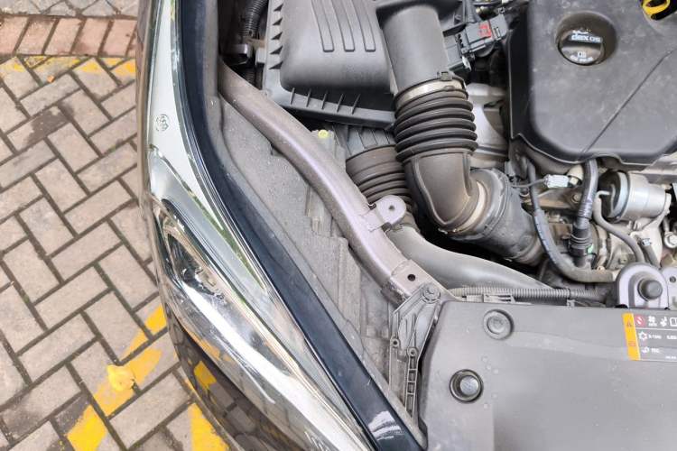 Used Buick Envision 2017 20T Two-Wheel Drive Elite Version Engine Bay Right