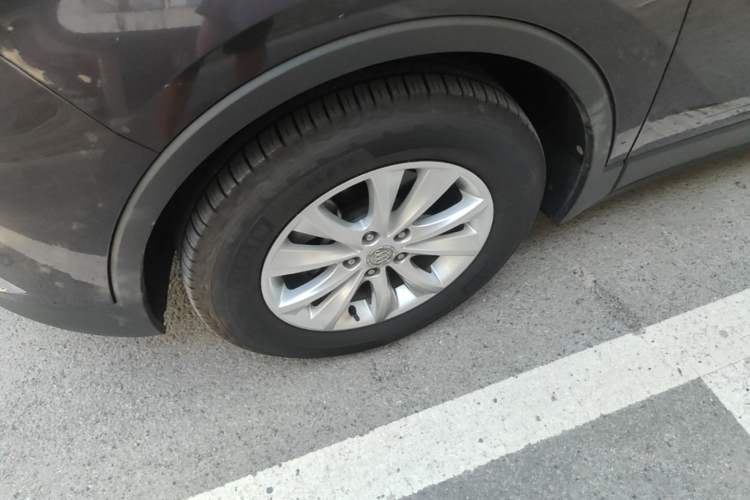 Used Buick Envision 2017 28T Four-Wheel Drive Elite Model Left Front Wheel Hub