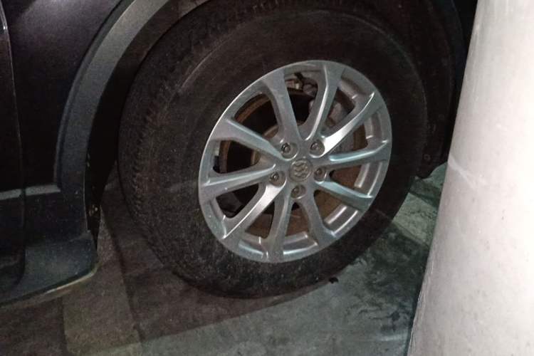 Used Buick Envision 2017 20T Two-Wheel Drive Elite Version Right Front Wheel Hub