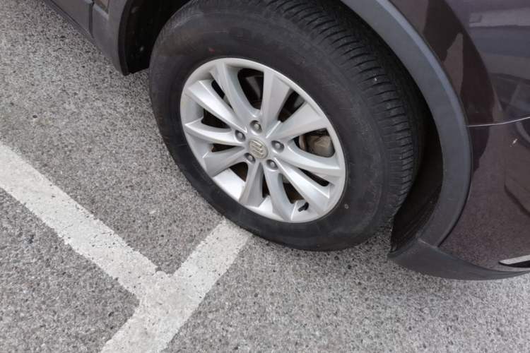 Used Buick Envision 2017 28T Four-Wheel Drive Elite Model Right Front Wheel Hub