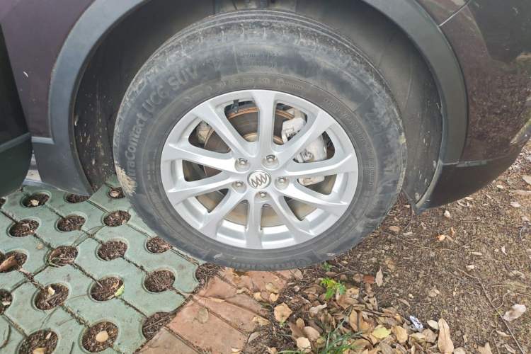 Used Buick Envision 2017 20T Two-Wheel Drive Elite Version Right Front Wheel Hub