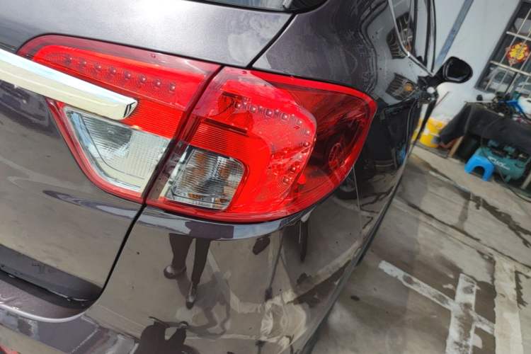 Used Buick Envision 2017 20T Two-Wheel Drive Luxury Model Right Rear Taillight