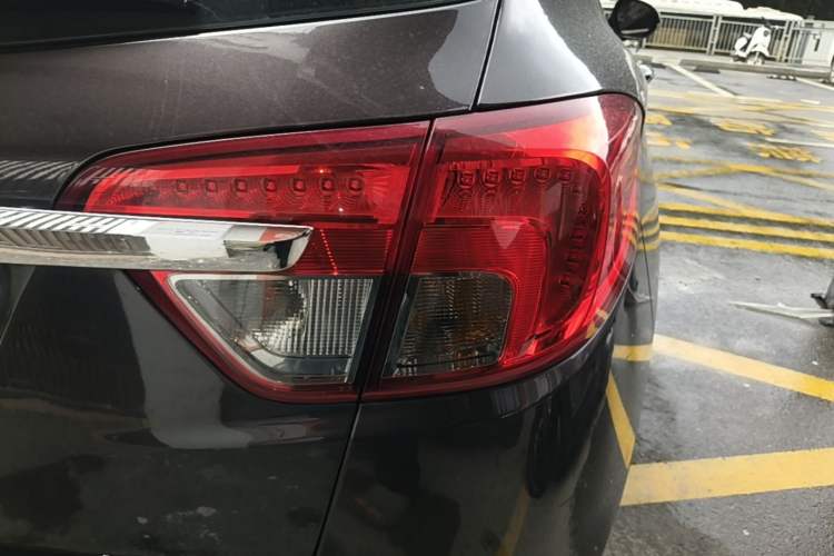 Used Buick Envision 2017 28T Four-Wheel Drive Luxury Model Right Rear Taillight