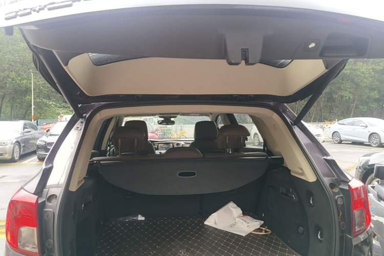 Used Buick Envision 2017 28T Four-Wheel Drive Luxury Model Trunk