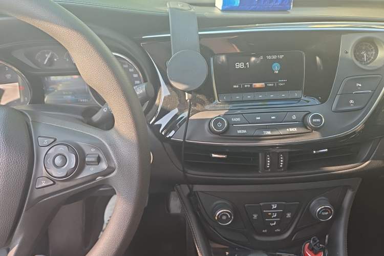 Used Buick Envision 2017 20T Two-Wheel-Drive Tech Edition Audio And AC Panel