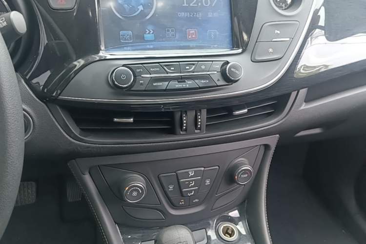 Used Buick Envision 2017 20T Two-Wheel-Drive Tech Edition Audio And AC Panel