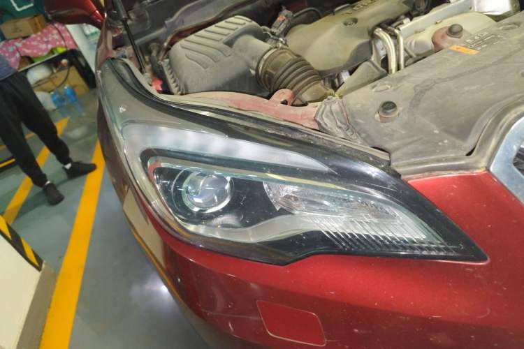 Used Buick Envision 2017 28T Four-Wheel Drive Elite Model Right Front Headlight