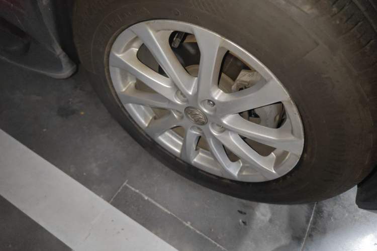 Used Buick Envision 2017 20T Two-Wheel Drive Luxury Model Right Front Wheel Hub