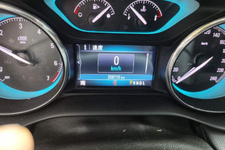 Used Buick Envision 2017 28T Four-Wheel Drive Elite Model Odometer Close Up