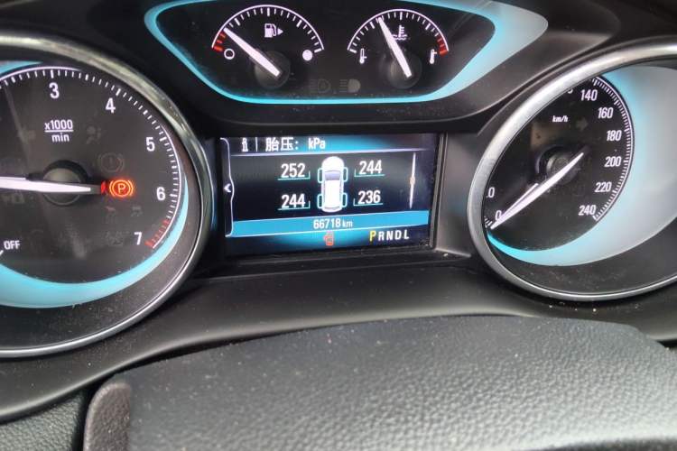 Used Buick Envision 2017 20T Two-Wheel Drive Elite Version Odometer Close Up