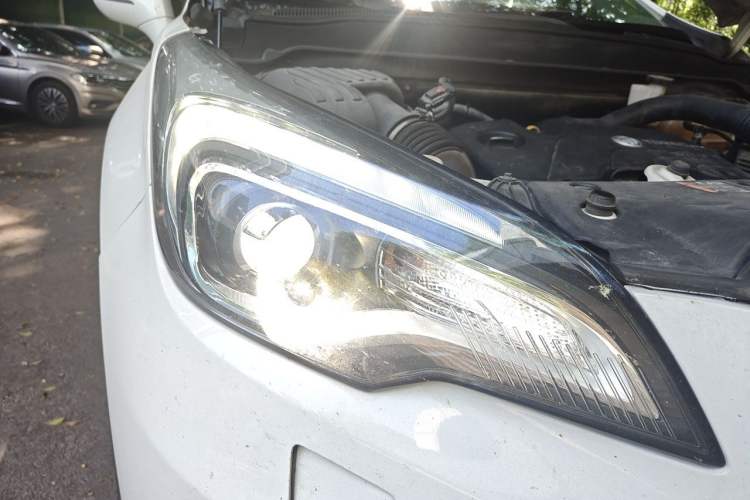 Used Buick Envision 2017 20T Two-Wheel Drive Luxury Model Right Front Headlight