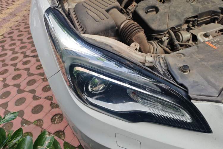 Used Buick Envision 2017 20T Two-Wheel Drive Luxury Model Right Front Headlight