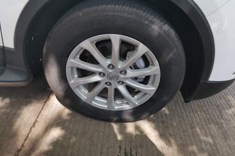 Used Buick Envision 2017 20T Two-Wheel Drive Luxury Model Right Front Wheel Hub