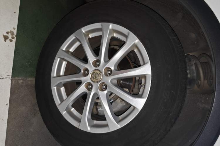 Used Buick Envision 2017 20T Two-Wheel Drive Luxury Model Right Front Wheel Hub