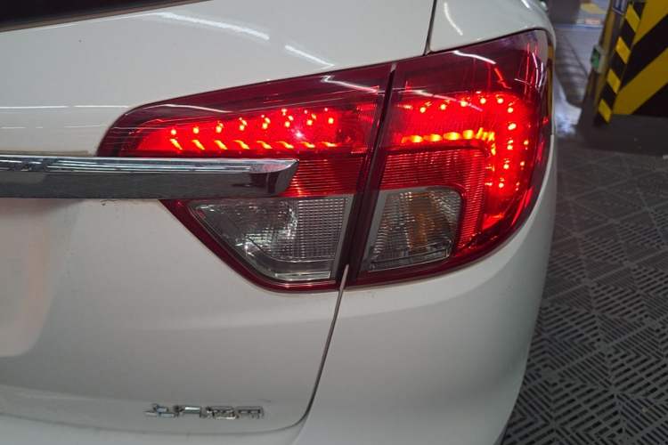 Used Buick Envision 2017 20T Two-Wheel Drive Elite Version Right Rear Taillight