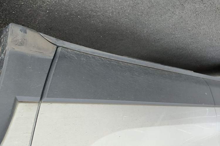Used Buick Envision 2017 28T Four-Wheel Drive Elite Model Right Side Sill
