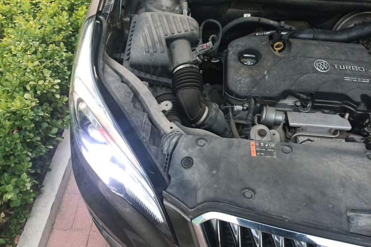 Used Buick Envision 2017 20T Two-Wheel Drive Elite Version Engine Bay Right