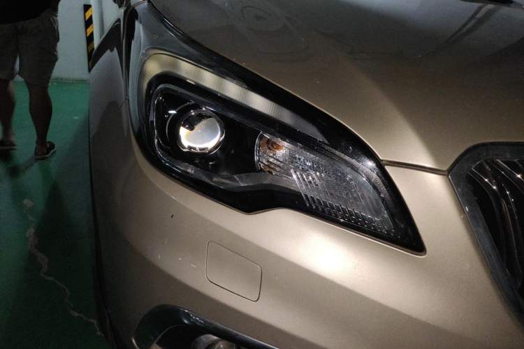 Used Buick Envision 2017 28T Four-Wheel Drive Luxury Model Right Front Headlight