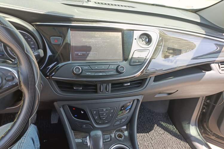 Used Buick Envision 2018 20T Two-Wheel-Drive Elite Model Audio And AC Panel