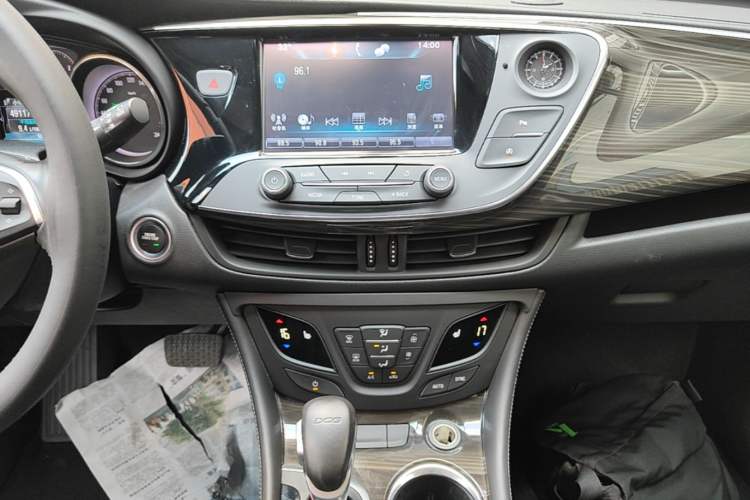 Used Buick Envision 2018 20T Two-Wheel-Drive Elite Model Audio And AC Panel