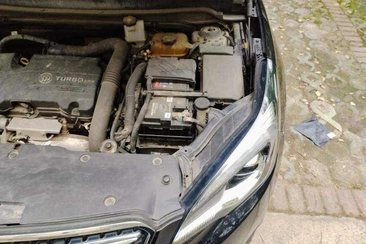 Used Buick Envision 2018 20T Two-Wheel Drive Luxury Model Engine Bay Left