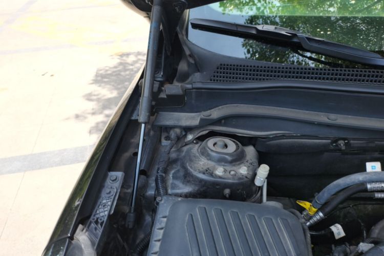 Used Buick Envision 2018 20T Two-Wheel Drive Luxury Model Engine Bay Right