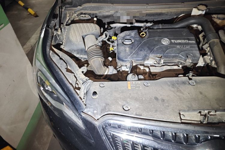 Used Buick Envision 2018 20T Two-Wheel-Drive Elite Model Engine Bay Right