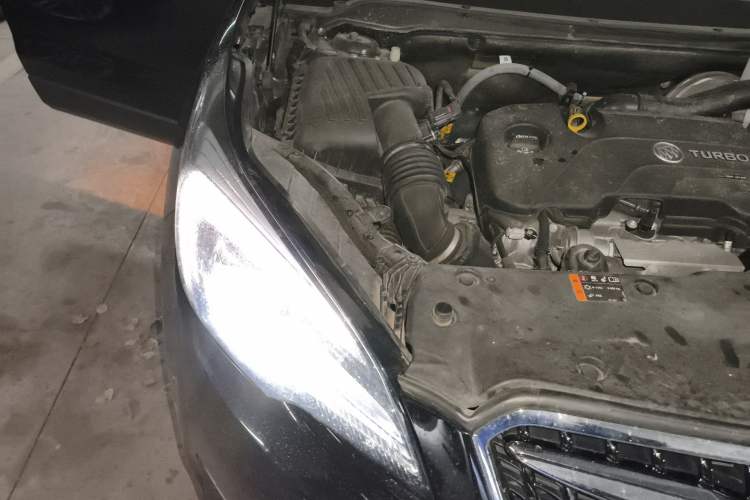 Used Buick Envision 2018 20T Two-Wheel Drive Luxury Model Engine Bay Right