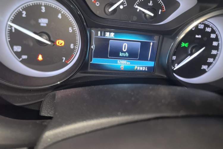 Used Buick Envision 2018 20T Two-Wheel-Drive Elite Model Odometer Close Up