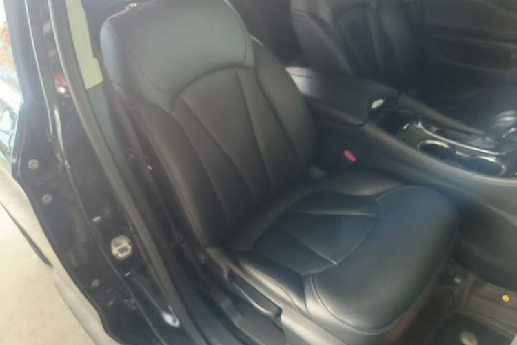 Used Buick Envision 2018 20T Two-Wheel-Drive Elite Model Right Front Seat