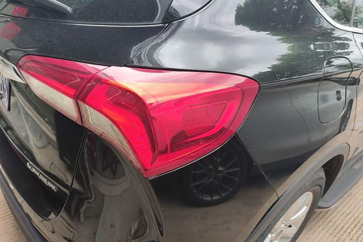 Used Buick Envision 2018 20T Two-Wheel Drive Luxury Model Right Rear Taillight