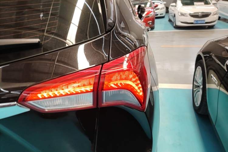 Used Buick Envision 2018 20T Two-Wheel Drive Luxury Model Right Rear Taillight