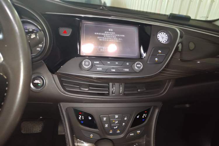 Used Buick Envision 2018 20T Two-Wheel-Drive Elite Model Audio And AC Panel