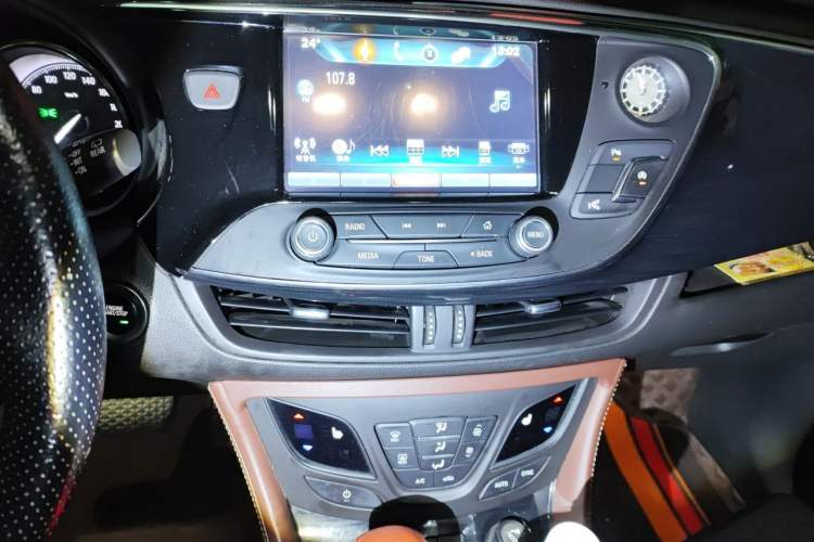 Used Buick Envision 2018 20T Two-Wheel Drive Luxury Model Audio And AC Panel