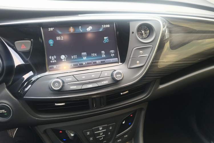 Used Buick Envision 2018 20T Two-Wheel-Drive Elite Model Audio And AC Panel