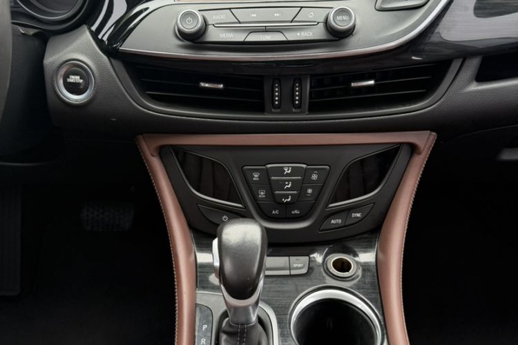 Used Buick Envision 2018 28T Four-Wheel Drive Elite Version Audio And AC Panel