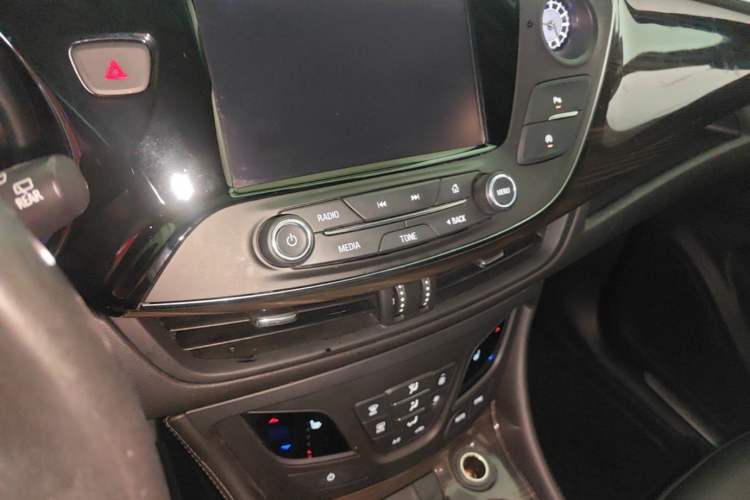 Used Buick Envision 2018 20T Two-Wheel-Drive Elite Model Audio And AC Panel