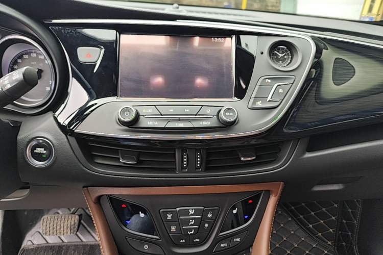 Used Buick Envision 2018 20T Two-Wheel Drive Luxury Model Audio And AC Panel