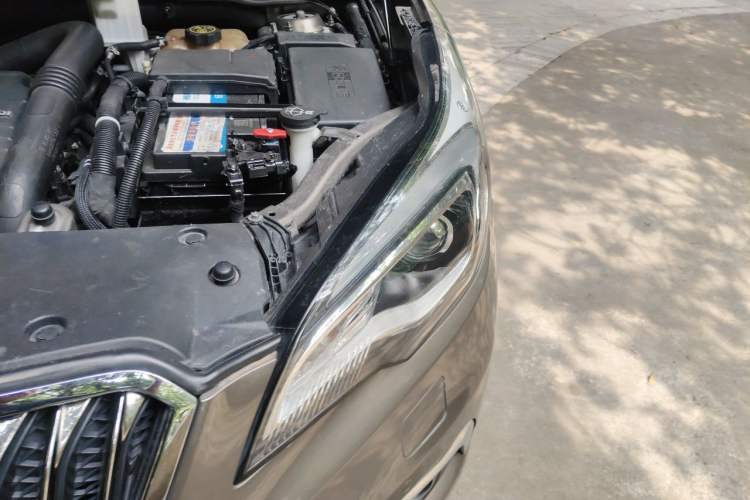 Used Buick Envision 2018 20T Two-Wheel Drive Luxury Model Engine Bay Left
