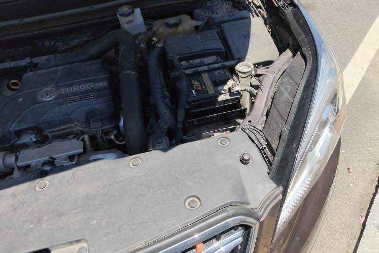 Used Buick Envision 2018 20T Two-Wheel Drive Luxury Model Engine Bay Left