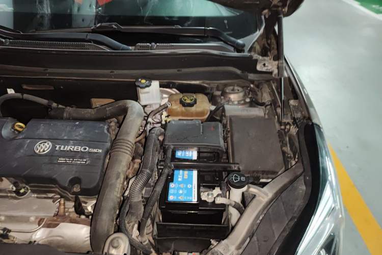 Used Buick Envision 2018 20T Two-Wheel Drive Luxury Model Engine Bay Left