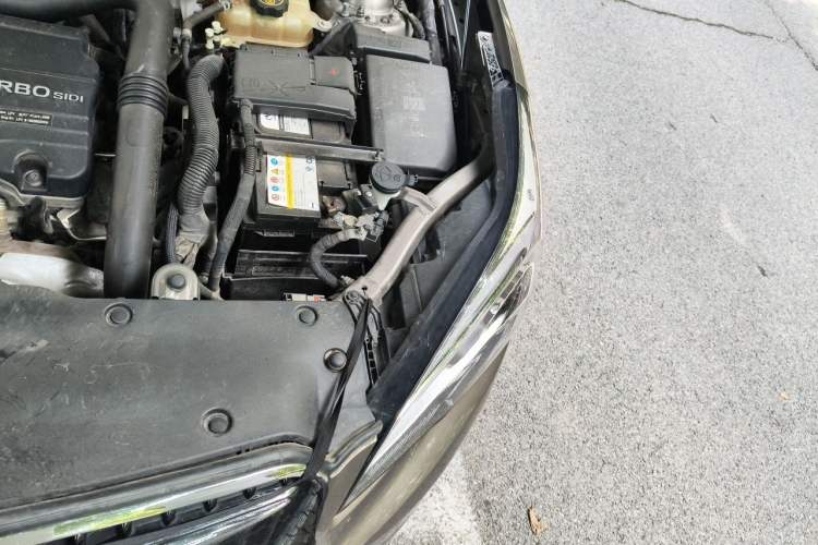 Used Buick Envision 2018 20T Two-Wheel-Drive Elite Model Engine Bay Left